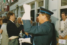 863113 Afbeelding van de ceremonie voor de sleuteloverdacht van het gerenoveerde pand Willemstraat 50-50A in Wijk C te ...